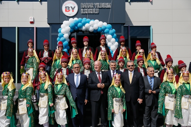 İzmir'de yeni eğitim öğretim yılı zeytin fidanı dikimiyle başladı